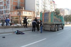 Bilecik'te kamyon &ccedil;arpan kadın &ouml;ld&uuml;