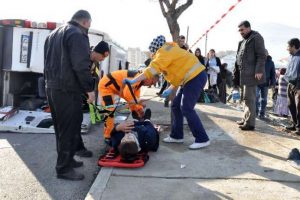 &Ouml;ğrenci servisleri &ccedil;arpıştı: 20 yaralı