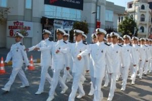 Deniz Harp Okulu &ouml;ğrencilerinin g&ouml;sterisi nefes kesti