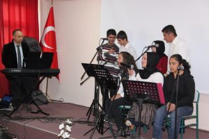 Engelsiz Koro &uuml;niversite &ouml;ğrencilerine konser verdi