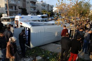 İki minib&uuml;s &ccedil;arpıştı: 13 yaralı