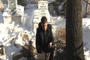 &Ouml;len bebeğin babasından mezarına ziyaret
