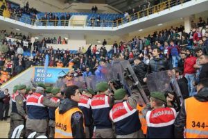 Fenerbah&ccedil;e-Trabzon ma&ccedil;ında gerginlik