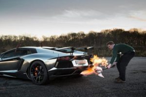 Lamborghini egzozunda hindi pişirdi