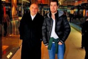 Baba-oğul yemekte...
