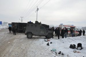 Buzlanmadan dolayı kamyon yan yattı