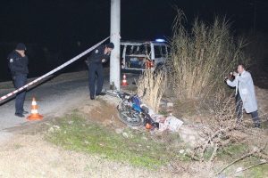 Motosiklet aydınlatma direğine &ccedil;arptı