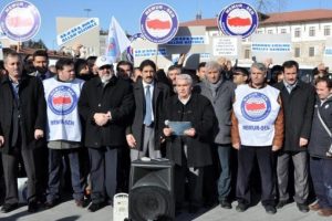 AK Parti'ye destek, cemaate eleştiri