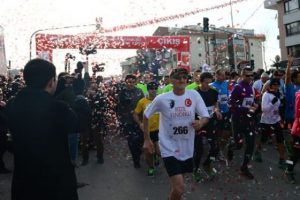 Yarışı kazandı, evlilik teklifi yaptı!