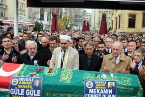 G&ouml;zyaşları i&ccedil;inde uğurlandı