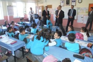 Kaymakam kitap dağıttı