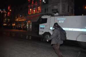 M&uuml;dahale edilen grup CHP binasına sığındı