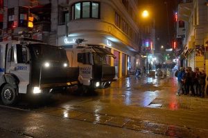 Taksim Meydanı'nda izinsiz g&ouml;steriye polis m&uuml;dahalesi
