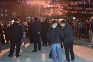 Kalabalık her dakika artıyor