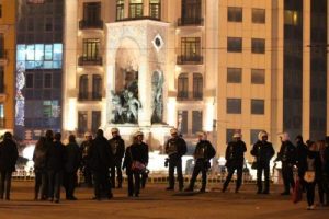 Polis Taksim meydanını kapattı