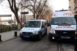 Başını duvara &ccedil;arpınca &ouml;ld&uuml;