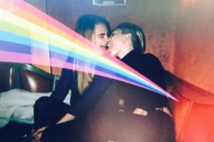 Miley Cyrus &uuml;nl&uuml; mankenle &ouml;p&uuml;şt&uuml;