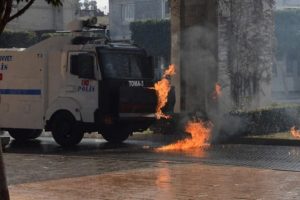 Adana'da PKK g&ouml;sterisine polis m&uuml;dahalesi