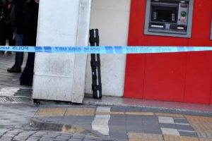 Ş&uuml;pheli &ccedil;antadan gitar &ccedil;ıktı
