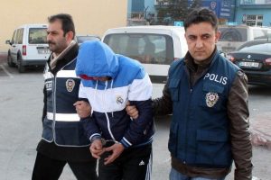 T&uuml;rk lirasını dolara &ccedil;evirme bahanesiyle dolandırdı