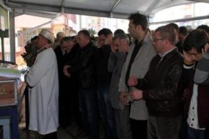 Cinayet davası sanığı, annesinin cenazesine katıldı