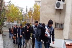 Uyuşturucu tacirlerine ağır darbe: 45 g&ouml;zaltı
