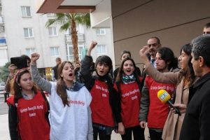 10 bin kişi d&uuml;d&uuml;k &ccedil;alıp 'hırsız var' diye bağırdı