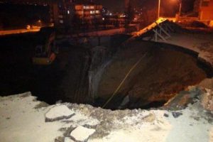 Temel kazısında yol &ccedil;&ouml;kt&uuml;
