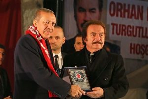 Alb&uuml;mden elde ettiği gelirle okul a&ccedil;tı