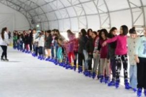 &Ouml;ğrenciler, buz pateninde stres attı
