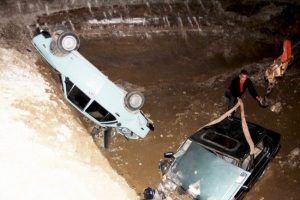 İki ara&ccedil; birden &ccedil;ukura u&ccedil;tu: 5 yaralı