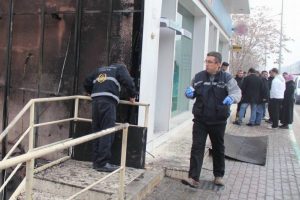 Bursa'da madde bağımlısı gen&ccedil; banka yaktı!
