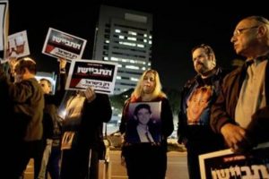 Filistinli tutukluların &ouml;zg&uuml;rl&uuml;ğ&uuml;ne protesto