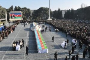 Azerbaycan'da dayanışma g&uuml;n&uuml; i&ccedil;in 52 metrelik pasta