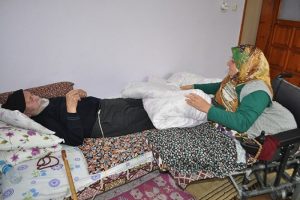 Yatalak babasına bakan fel&ccedil;li kadına yardım eli