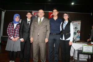 &Ouml;ğrencilerden demokrasi &ouml;rneği
