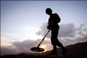 Mayın taraması yaparken otomobilin altında kaldı