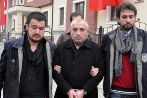 Eşe 30 bı&ccedil;ak darbesi