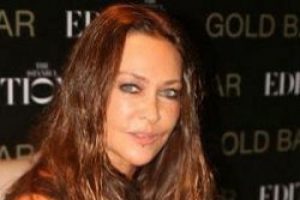 H&uuml;lya Avşar &ccedil;enesine bir d&ouml;vme daha yaptırdı