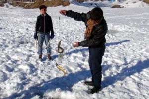 Ekmeklerini buzdan &ccedil;ıkarıyorlar
