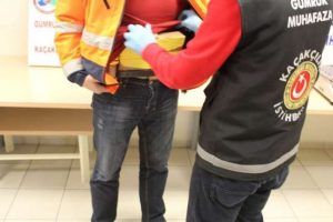 Karnındaki şişlik anlaşılınca yakayı ele verdi