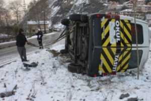 TIR ile yolcu minib&uuml;s&uuml; &ccedil;arpıştı