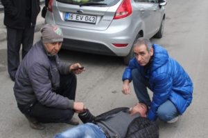 Elini tuttu, g&ouml;zyaşlarına boğuldu