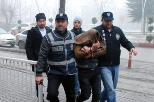 Polislerden ka&ccedil;an hırsız kafasını direğe &ccedil;arptı