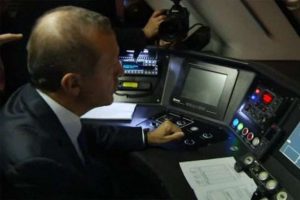 Erdoğan makinist koltuğuna oturdu
