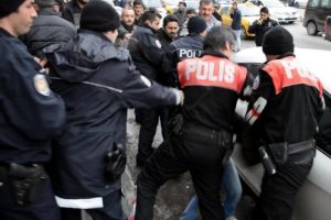 Arkadaşlarını polise vermemek i&ccedil;in...
