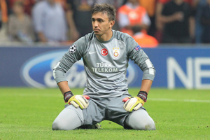 Muslera s&ouml;zleşmesini uzatıyor