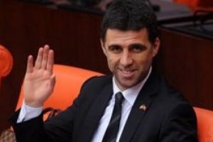 Hakan Ş&uuml;k&uuml;r su&ccedil; duyurusunda bulunuyor