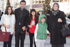Hakan Ş&uuml;k&uuml;r ailesiyle alışverişte