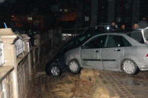 Bah&ccedil;e duvarı &ccedil;&ouml;k&uuml;nce...
